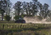Pollution : « des pesticides sont présents dans l’air sur l’ensemble du territoire » Un agriculteur pulvérise des pesticides sur ses cultures à l’aide de son tracteur.