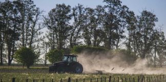 Pollution : « des pesticides sont présents dans l’air sur l’ensemble du territoire » Un agriculteur pulvérise des pesticides sur ses cultures à l’aide de son tracteur.