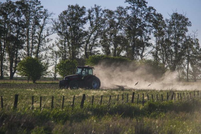 Pollution des traces de pesticides relevées dans toute la France Ma Santé Un agriculteur pulvérise des pesticides sur ses cultures à l’aide de son tracteur.