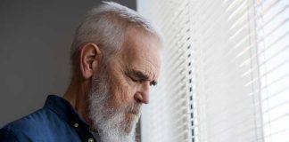 Pourquoi tant de Français taisent leur mal-être psychologique ? Un homme qui traverse une dépression sans oser en parler.