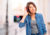 Presbyacousie : quand l’oreille fatigue… et le cerveau aussi Une femme qui perd progressivement l’audition en raison d’une presbyacousie