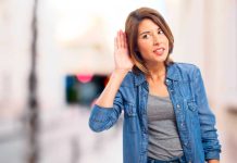 Presbyacousie : quand l’oreille fatigue… et le cerveau aussi Une femme qui perd progressivement l’audition en raison d’une presbyacousie