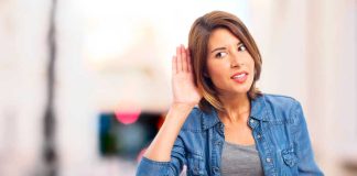Presbyacousie : quand l’oreille fatigue… et le cerveau aussi Une femme qui perd progressivement l’audition en raison d’une presbyacousie