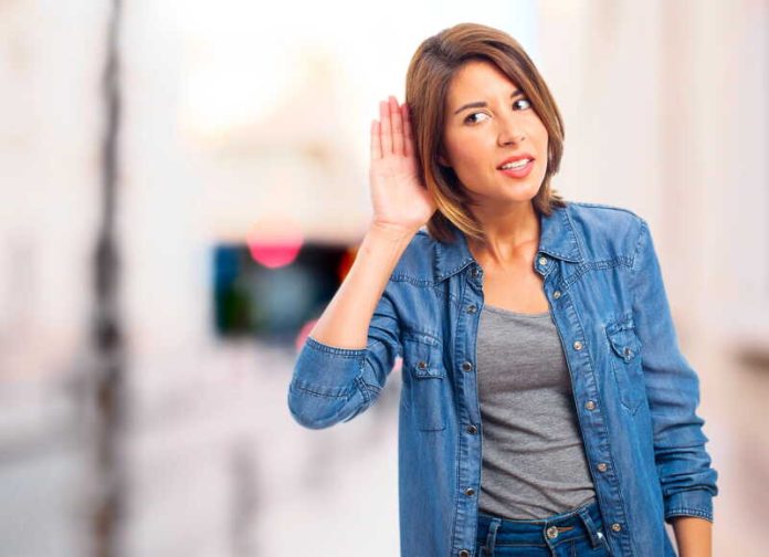 Presbyacousie perte audition surdité quand l’oreille fatigue et le cerveau aussi Ma Santé Une femme qui perd progressivement l’audition en raison d’une presbyacousie