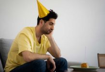 Psychologie : pourquoi certaines personnes n’aiment pas fêter leur anniversaire ? Un homme seul qui n’aime pas fêter son anniversaire.