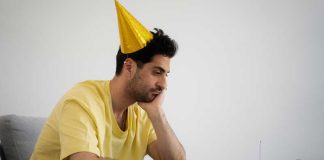 Psychologie : pourquoi certaines personnes n’aiment pas fêter leur anniversaire ? Un homme seul qui n’aime pas fêter son anniversaire.