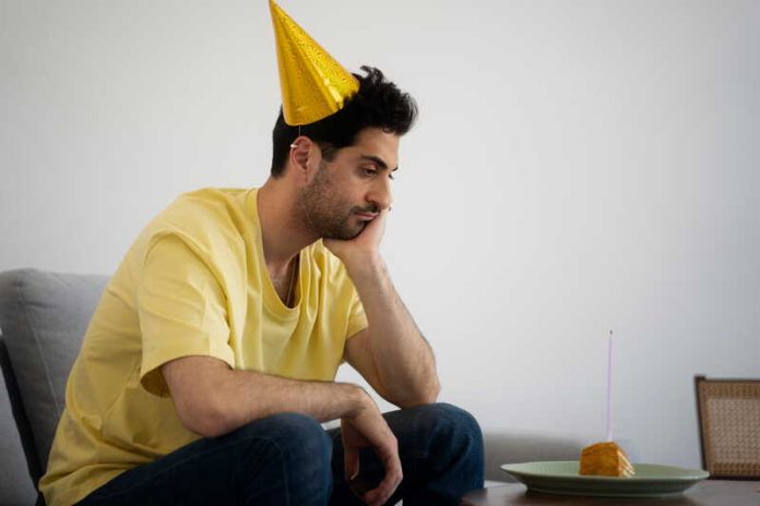 Psychologie pourquoi certaines personnes n’aiment pas fêter leur anniversaire Ma Santé Un homme seul qui n’aime pas fêter son anniversaire.