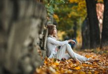 Soucis de la vie : pourquoi certains se relèvent facilement… et pas vous ? Une femme qui se demande pourquoi elle n’a pas la force psychologique de se relever face aux coups durs de la vie.