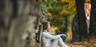 Soucis de la vie : pourquoi certains se relèvent facilement… et pas vous ? Une femme qui se demande pourquoi elle n’a pas la force psychologique de se relever face aux coups durs de la vie.