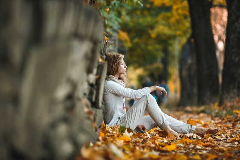 Une femme qui se demande pourquoi elle n’a pas la force psychologique de se relever face aux coups durs de la vie.