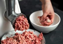 Rappel de steaks hachés contaminés : comment savoir si vous êtes concerné ? Une personne qui prépare de la viande hachée contaminée par la bactérie Escherichia coli.