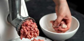 Une personne qui prépare de la viande hachée contaminée par la bactérie Escherichia coli.