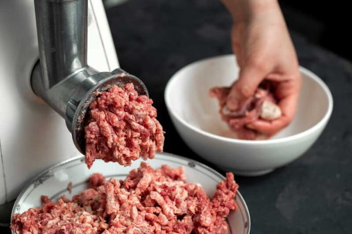 Rappel de steaks hachés contaminés comment savoir si vous êtes concerné Ma Santé Une personne qui prépare de la viande hachée contaminée par la bactérie Escherichia coli.
