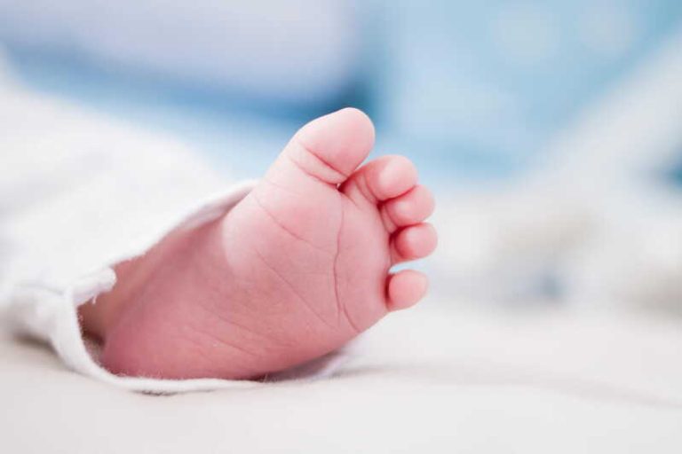 Le pied d’un bébé garçon né avant les gros épisodes de chaleur.
