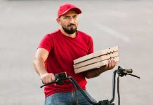 Santé au travail : les livreurs à vélo s’abîment le corps et l’esprit Un livreur à vélo, qui travaille pour Uber Eats, est épuisé par ses conditions de travail.