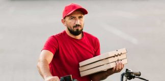 Santé au travail : les livreurs à vélo s’abîment le corps et l’esprit Un livreur à vélo, qui travaille pour Uber Eats, est épuisé par ses conditions de travail.