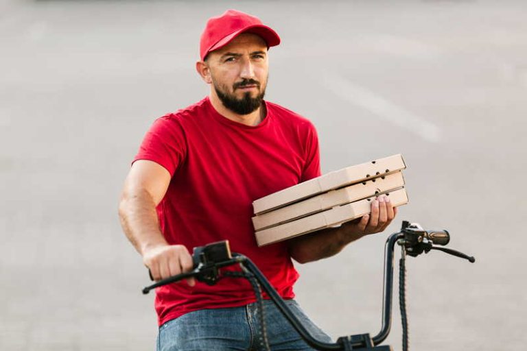 Un livreur à vélo, qui travaille pour Uber Eats, est épuisé par ses conditions de travail.