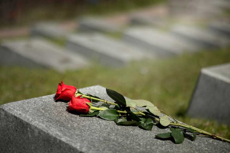 La tombe fleurie d'une femme décédée des suites d'une maladie cardiovasculaire.