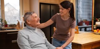 Une auxiliaire de vie intervient au domicile d'un senior.