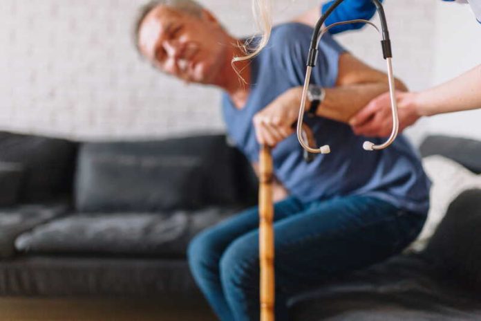 Seniors les chutes tuent désormais plus de 20 000 seniors par an Ma Santé Une personne âgée est aidée par une soignante après une chute.