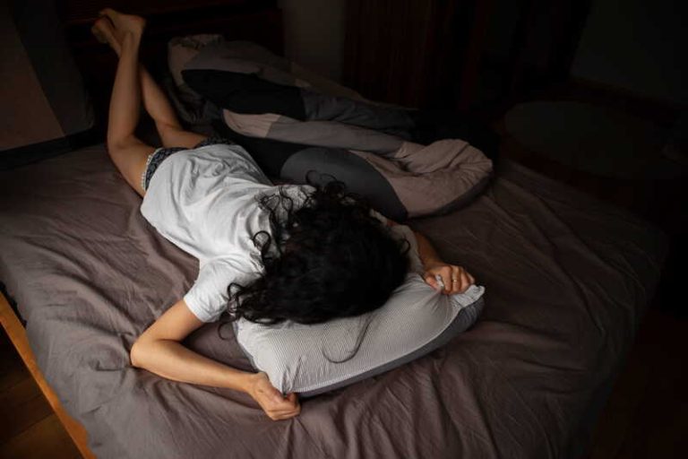 Une femme qui dort de plus en plus mal et voit son sommeil diminuer.