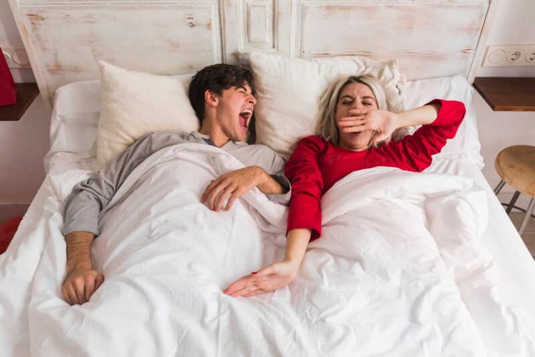 Un couple qui ne dort pas forcément bien à deux.