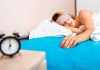 Sommeil : mais pourquoi je bave en dormant ? Une femme qui bave sur son oreiller en dormant profondément.