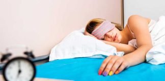 Sommeil : mais pourquoi je bave en dormant ? Une femme qui bave sur son oreiller en dormant profondément.