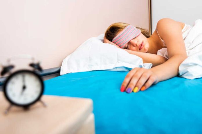 Sommeil mais pourquoi je bave en dormant Ma Santé Une femme qui bave sur son oreiller en dormant profondément.