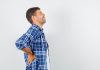 Mal de dos : et si c’était une spondylarthrite ankylosante ? Homme souffrant de douleurs dans le bas du dos, suspectant une spondylarthrite ankylosante liée à une inflammation de la colonne vertébrale