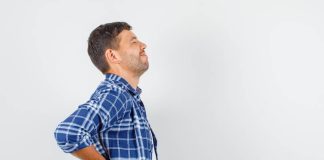Mal de dos : et si c’était une spondylarthrite ankylosante ? Homme souffrant de douleurs dans le bas du dos, suspectant une spondylarthrite ankylosante liée à une inflammation de la colonne vertébrale
