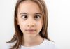 Strabisme : quand les yeux ne regardent pas dans la même direction Une jeune adolescente victime de strabisme.