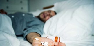 Surprescription de Fentanyl : un antidouleur qui peut devenir mortel Un homme, inerte, qui a fait une overdose de fentanyl.