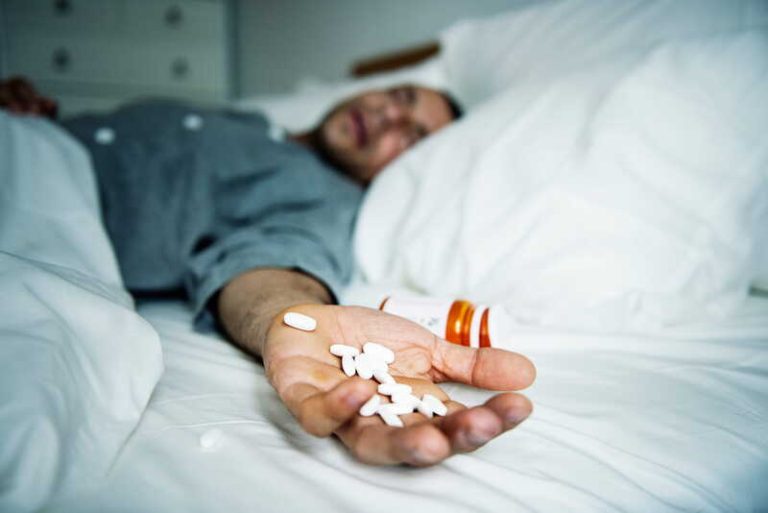 Un homme, inerte, qui a fait une overdose de fentanyl.