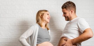 Un couple se préparant à l’arrivée de leur enfant