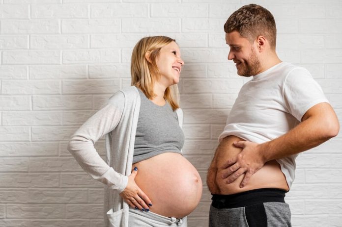 Syndrome couvade homme symptômes causes conséquences psychologiques anxiété père maux de tête testostérone nausées ma sante Un couple se préparant à l’arrivée de leur enfant