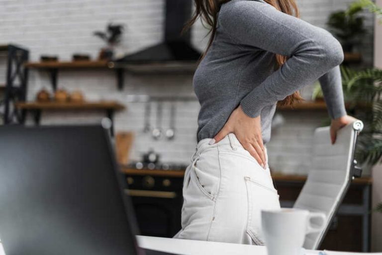 Une jeune femme restée longtemps assise ressent une sensation de fesses engourdies.