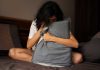 Pourquoi j’entends une explosion dans ma tête au moment de m’endormir ? Une femme souffrant du syndrome de la tête qui explose et qui n’arrive plus à dormir à cause des bruits qu’elle entend.