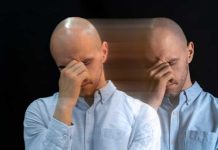 Fatigue mentale : et si le TDAH venait de brefs endormissement du cerveau ? Un homme atteint de TDAH ressent une forte fatigue mentale liée à son trouble.