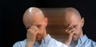 Fatigue mentale : et si le TDAH venait de brefs endormissement du cerveau ? Un homme atteint de TDAH ressent une forte fatigue mentale liée à son trouble.