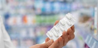 Tazverik : un médicament contre le cancer retiré du marché mondial Une femme tenant dans ses mains le médicament anticancéreux retiré du marché mondial.
