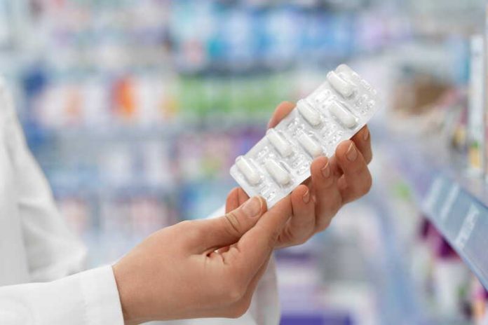 Tazverik pourquoi ce médicament contre le cancer est retiré du marché mondial Ma Santé Une femme tenant dans ses mains le médicament anticancéreux retiré du marché mondial.