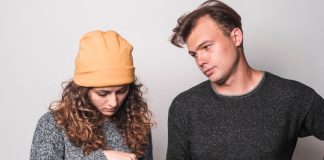 Entretiens de Galien à Lyon : trafic et contrefaçon de médicaments en forte hausse Un homme revend des contrefaçons de médicaments à une femme.