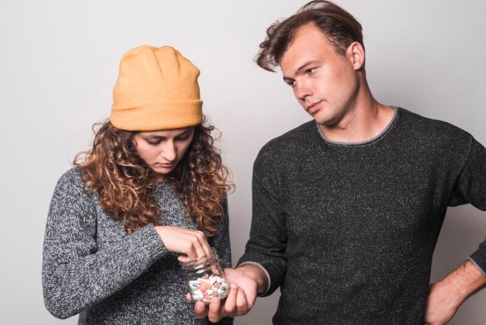 Trafic medicament hausse france contrefacons ma sante Un homme revend des contrefaçons de médicaments à une femme.