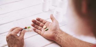 Anticoagulant contaminé rappelé en France : êtes-vous concerné ? Un homme vérifie si son médicament anticoagulant fait partie des lots rappelés pour cause de contamination.