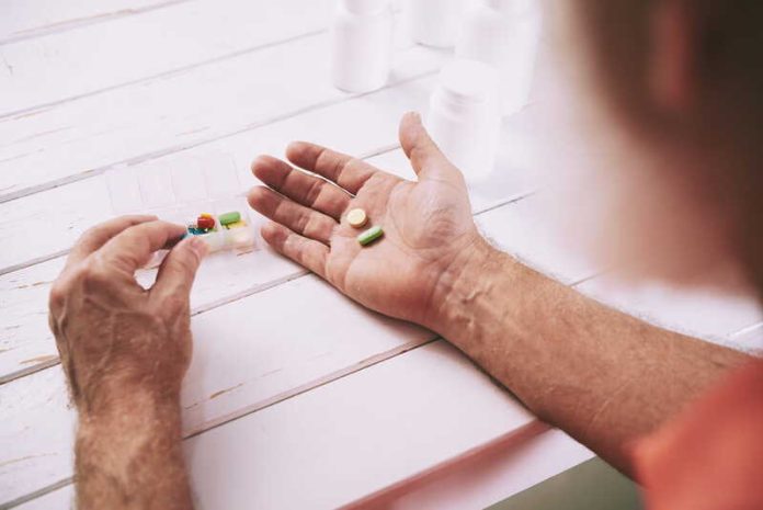 Un anticoagulant contaminé rappelé en France êtes-vous concerné Ma Santé Un homme vérifie si son médicament anticoagulant fait partie des lots rappelés pour cause de contamination.
