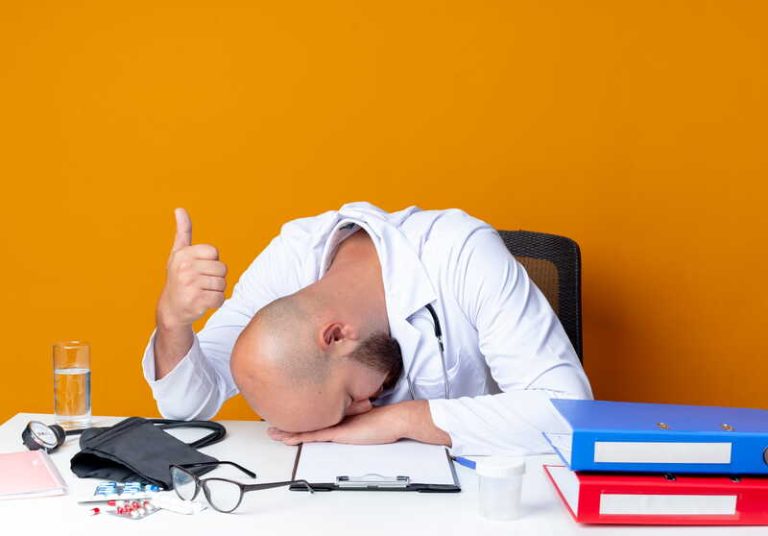 Un médecin épuisé par les consultations avec des patients difficiles.
