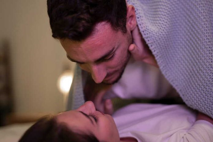 VIH jeunes convaincus de savoir mais encore largement dans erreur Ma Santé Un couple mal informé sur les dangers du SIDA et des IST s'apprête à faire l'amour sans préservatif.