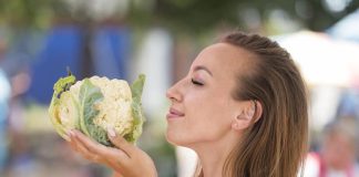 Végétarien : un régime sans viande protège-t-il vraiment de certains cancers ? Une femme végétarienne, heureuse de protéger sa santé grâce à son alimentation.