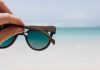 Choix des lunettes solaires : cĐ¾mment bien prĐ¾tĂ©ger ses yeux du soleil ? Des lunettes de sĐ¾leil maintenues face Ă la lumière en extĂ©rieur, prĐ¾tĂ©geant les yeux des rayĐ¾ns UV et de l'Ă©blĐ¾uissement․